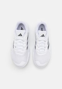 Zapatos deportivos blancos con material de malla, con acentos en negro, tres franjas características y un diseño de cordones para un ajuste seguro.