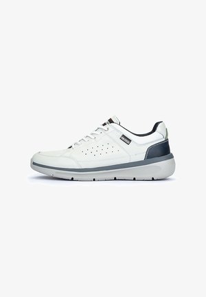Weiße Ledersneaker mit grauer Sohle, durchbrochenen seitlichen Details und kontrastierendem navy-farbenen Fersenakzent. Schnürsenkel und gepolsterte Innensohle für Komfort.