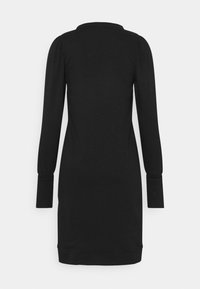 Vestido negro de manga larga con cuello alto, cuerpo ajustado, mangas fruncidas y corte recto. Tejido suave y liso con un acabado mate.