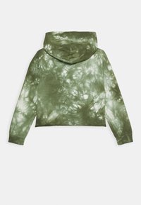 Zkrácená mikina s kapucí v zeleném tie-dye vzoru; měkká tkanina s různými světle a tmavě zelenými texturami; dlouhé rukávy a lemované manžety.