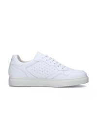 Sneaker bianchi con tomaia in pelle liscia, pannello laterale perforato, punta rotonda e suola in gomma piatta. Presentano chiusura con lacci e design minimalista.
