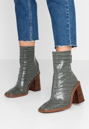 Klassiska stövletter - khaki