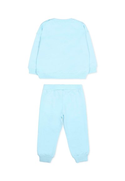 Jasnoniebieski komplet z długim rękawem, składający się z bluzy i pasujących spodni, z prążkowanymi ściągaczami przy mankietach i talii, ułożony płasko na białym tle.