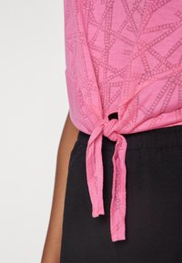 ONLY Play ONPMASON KNOT BURNOUT CROP TRAIN - Top - azalea pink