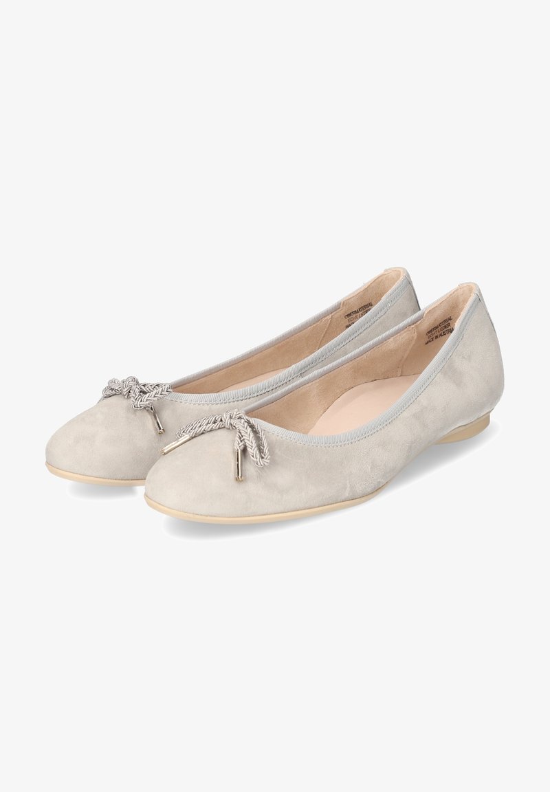 Ballet flats en suede gris avec un bout arrondi, un détail de nœud décoratif et une doublure intérieure douce. Semelle plate avec une hauteur de talon minimale.