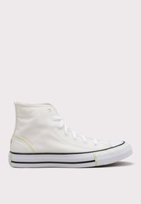 High-top sneakers van wit canvas met zwarte en groene rubberaccenten. Voorzien van een vetersluiting en een textuur rubberen zool met grippatroon.
