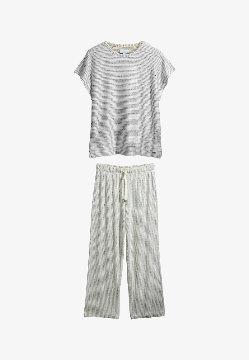 Haut à manches courtes en maille gris clair avec des rayures subtiles, associé à un pantalon large assorti en maille avec taille à cordon.