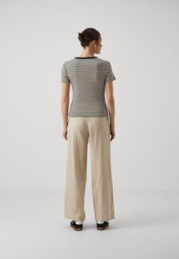 GAP MOD CROP TEE - Potiskana majica - khaki
