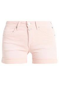 Shorts de mezclilla color rosa claro con dobladillos doblados, cierre de doble botón, bolsillos frontales y presillas para cinturón visibles.