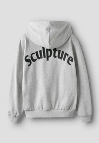 Felpa grigia con cappuccio che presenta una grande scritta audace "Sculpture" sulla schiena. Realizzata in tessuto morbido con polsini e orlo a coste.
