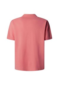 Polo rose corail uni à manches courtes, vu de dos, avec un col côtelé et des bords simplement ourlés.