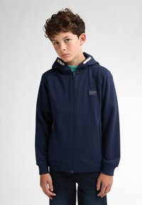 Hanorac cu fermoar de culoare bleumarin, fabricat dintr-un material moale, având glugă cu șnur, buzunare laterale și un mic logo pe piept. Textură netedă.