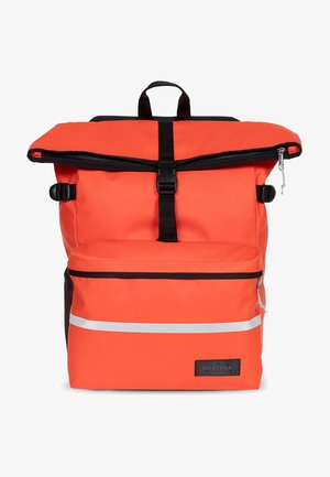 Oranje waterdichte rugzak met een oprolontwerp, zwarte accenten, een voorvak met rits en een reflecterende strip voor zichtbaarheid.