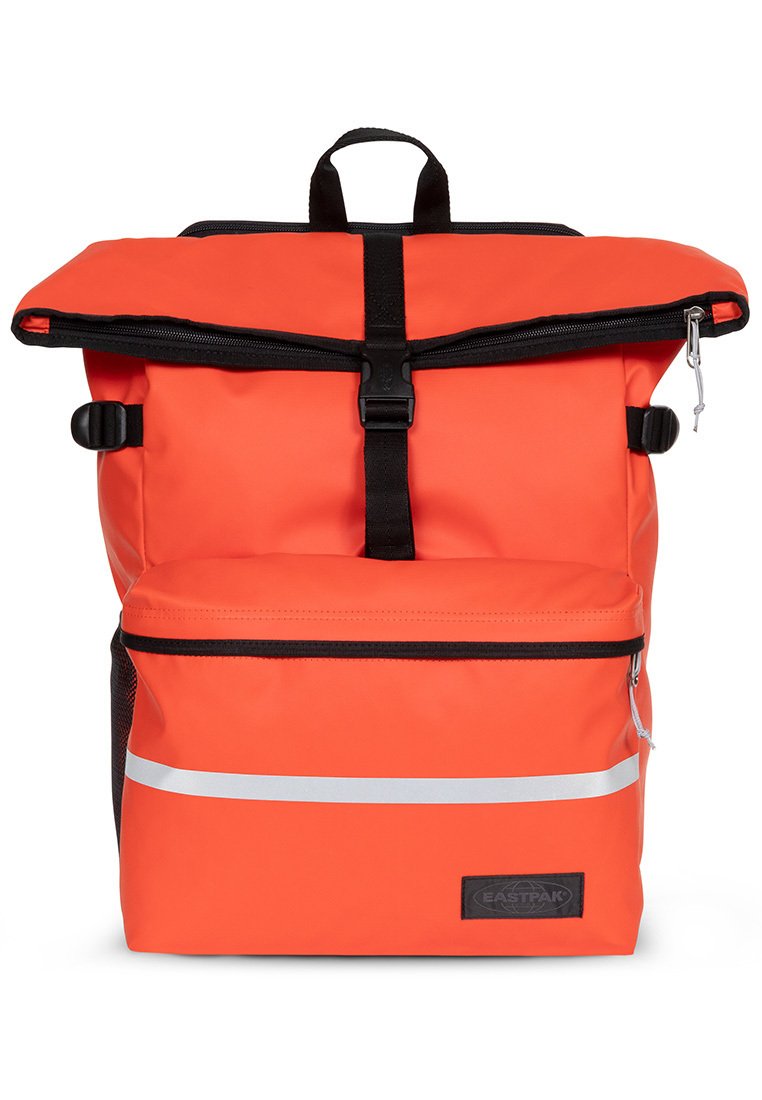 Sac à dos orange imperméable avec un design à enroulement, accents noirs, poche avant zippée et bande réfléchissante pour la visibilité.