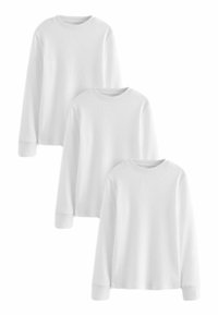 Chemises blanches à manches longues en texture côtel�ée, avec des encolures rondes et des poignets ajustés, disposées en trois couches identiques.