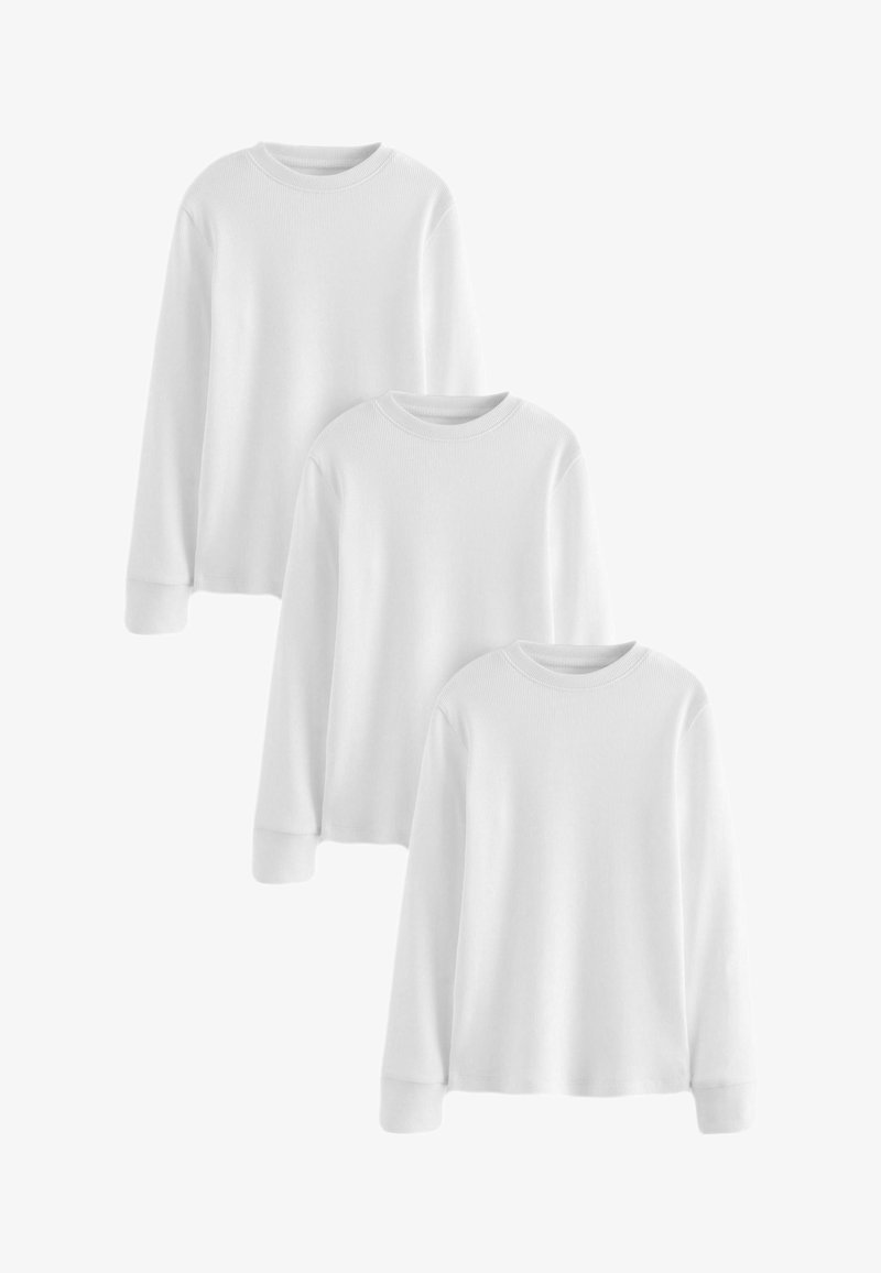 Witte langmouwige shirts in ribbeltextuur, met ronde halslijn en strakke manchetten, gerangschikt in drie identieke lagen.