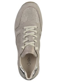 Baskets en daim gris clair avec détails perforés, fermeture à lacets, accents argentés brillants et semelle texturée.