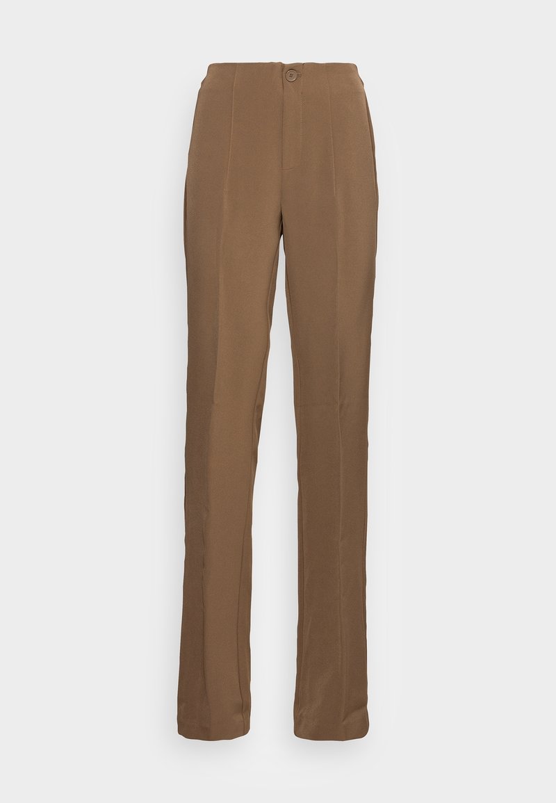 Pantalons marron sur mesure avec une coupe ajustée, dotés d'une fermeture à un bouton, de jambes droites et de coutures verticales discrètes pour un détail supplémentaire.
