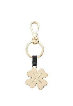 Portachiavi in metallo dorato con design di quadrifoglio, attaccato a un anello in pelle nera e un gancio d'oro per un attacco facile.