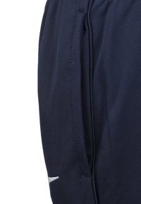 Pantaloni sportivi blu navy in tessuto testurizzato, con tasche laterali e un accento bianco del logo vicino all'orlo, che mostrano un design minimale.