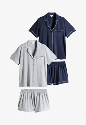 Twee sets pyjama's met korte mouwen en knoopsluiting bovenaan, met bijpassende korte broekjes, de ene in donkerblauw met wit biesje, de andere in lichtgrijs met wit biesje.
