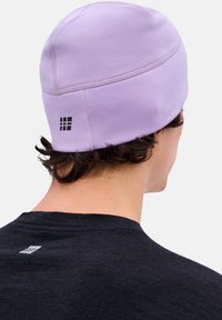 Hellviolette Mütze aus strukturiertem Material, mit einem schwarzen Logo auf der Rückseite. Sie hat eine eng anliegende Passform und ein glattes, nahtloses Design.