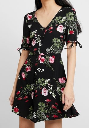 Musta lyhythihainen mekko, jossa pinkki-, punainen- ja valkoinen kukkakuosi, V-aukko, napitettava etuosa ja solmittavat hihojen resorit.