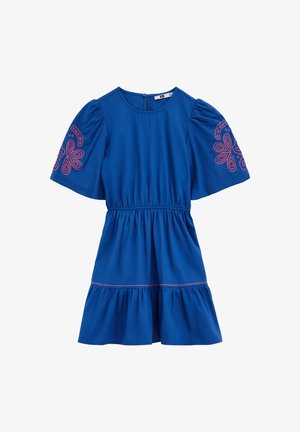 Blaues Baumwollkleid mit kurzen Puffärmeln, bestickten Blumenmustern auf den Ärmeln, tailliertem Bund und ausgestelltem Rock.