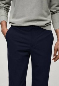 Mango Chino hlače - royal blue