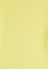 Tiheä vaaleankeltainen kangas, sileä rakenne, hieman joustava, ilman näkyviä kuvioita tai varusteita. Tasainen värijakauma pinnalla.