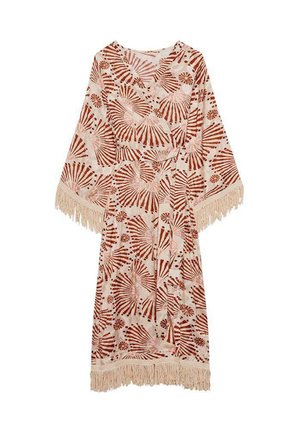 Kimono de estilo envolvente en crema con patrones abstractos en rojo y rosa, con mangas sueltas y un borde de flecos en el dobladillo. Tela suave y texturada.
