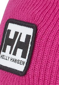 Růžová pletená čepice s texturovaným vzorem. Obsahuje obdélníkovou černobílou etiketu s logem "HH" a textem "HELly HANSEN".