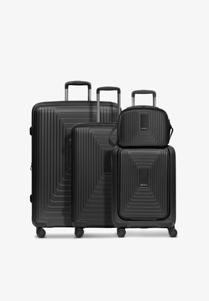 Trois pièces de bagages noires : une grande valise, une valise moyenne et un petit bagage à main. Motif texturé avec des lignes et des poignées lisses.