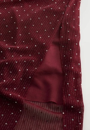 Bordeauxfarbener Stoff mit strukturierten Rippungen, der verstreute silberne Verzierungen aufweist. Beinhaltet einen transparenten Abschnitt und eine durchgehende darunterliegende Schicht.