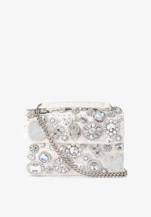 Piccola borsa bianca in tessuto con tracolla a catena argento, decorata con vari ornamenti floreali, a forma di cuore e geometrici in argento e cristallo.