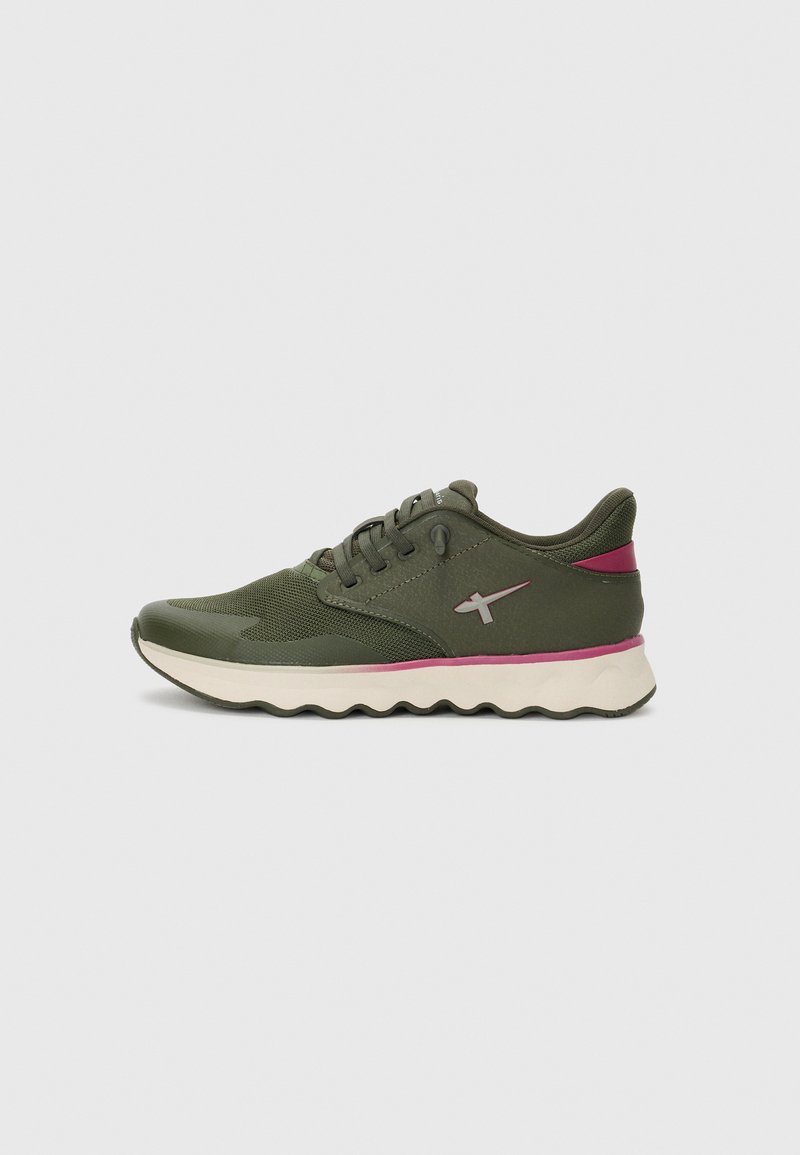 Chaussure de sport vert olive avec un dessus en mesh et synthétique, accent rose près du talon, et semelle ondulée rembourrée pour le confort.