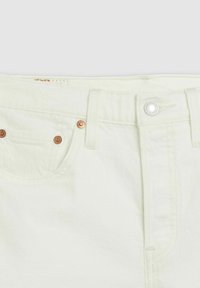 Jeans bianchi in cotone con una texture liscia, chiusura con bottone argentato e rivetti in tonalità rame. Presenta tasche laterali tradizionali.
