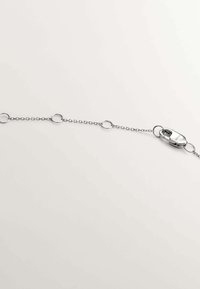 Cadena de plata, con eslabones circulares y un cierre resistente. La cadena tiene un acabado suave y un diseño uniforme, ideal para accesorios.