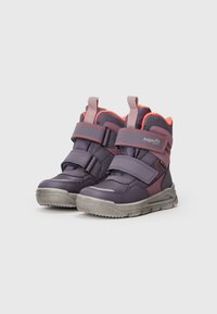 Bottes d'hiver pour enfants de couleur violette avec double bande velcro, Doublure orange vif et semelles grises texturées sur un fond blanc uni.