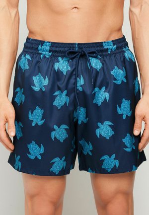 Costume da bagno da uomo blu navy con stampe di tartarughe marine azzurre e vita centrale con coulisse.