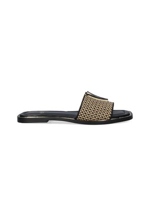 Chancla negra con una parte superior tejida en oro y un patrón texturizado, suela plana y diseño minimalista.