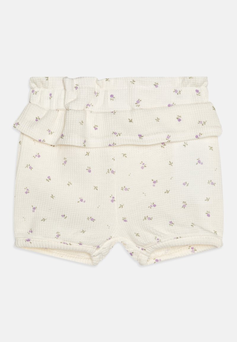 Shorts blancs pour bébé avec taille élastique et petit imprimé floral violet sur l'ensemble, tissu doux et texturé.