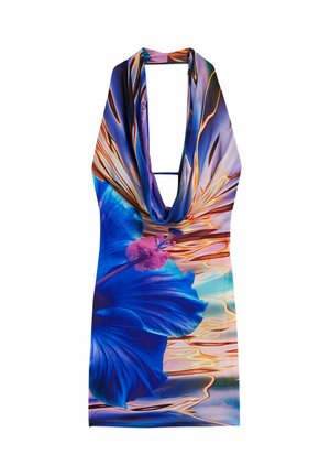 Rochie cu guler halter, decorată cu o floare mare de hibiscus albastru și un model abstract cu valuri în nuanțe de portocaliu, mov și albastru deschis pe fundal.