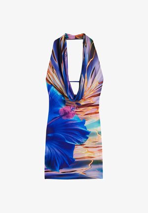 Rochie cu guler halter, decorată cu o floare mare de hibiscus albastru și un model abstract cu valuri în nuanțe de portocaliu, mov și albastru deschis pe fundal.