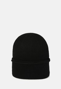 Sort strikket beanie med ribbet tekstur, der har en foldet manchet og en dekorativ flettet detalje rundt midten.