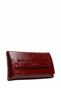 Clutch bag in pelle lucida rosso scuro con un dettaglio a striscia orizzontale sul davanti e un nome del marchio in rilievo discreto.