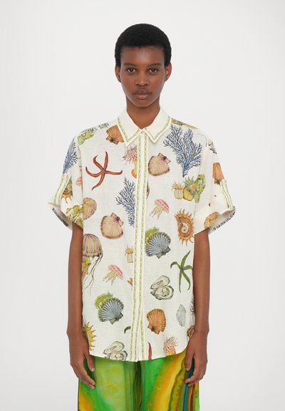 Camicetta a maniche corte realizzata in tessuto leggero, decorata con illustrazioni colorate di vita marina, tra cui conchiglie e coralli, con colletto button-down.