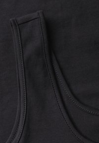 Tessuto nero con una texture liscia, caratterizzato da cuciture a contrasto lungo i bordi e un taglio del collo curvo.