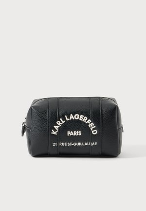 Zwart rechthoekig leren etui met ritssluiting, gestructureerd oppervlak en witte geborduurde tekst "KARL LAGERFELD PARIS 21 RUE ST-GUILLAUME."