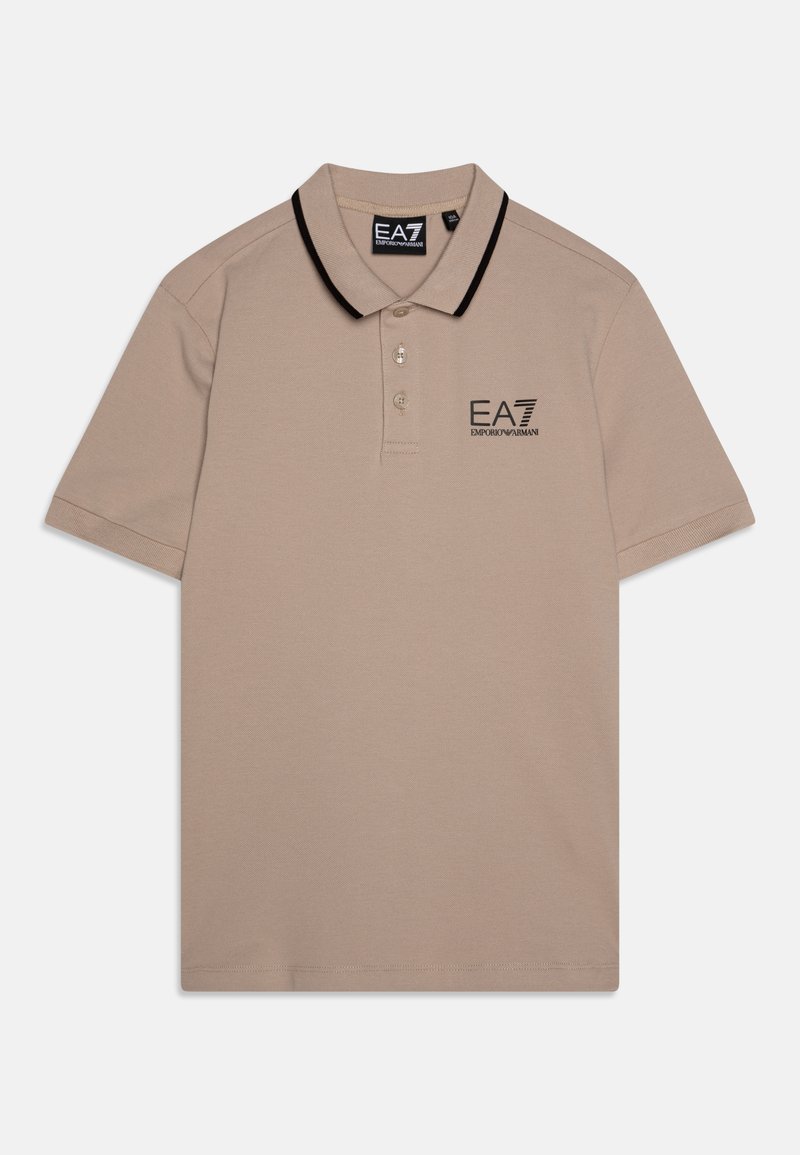 Bež majica s kratkim rukavima i crnim ovratnikom, s dva gumba i izvezenim logotipom. Napravljena od glatkog materijala, ima opušteni kroj.